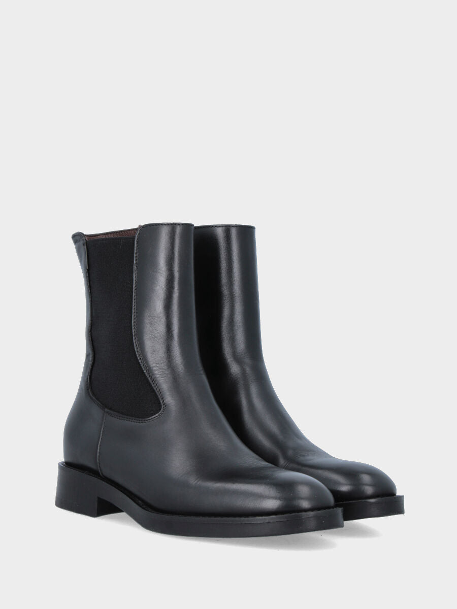 Beatles in black calfskin with zipper and side bands