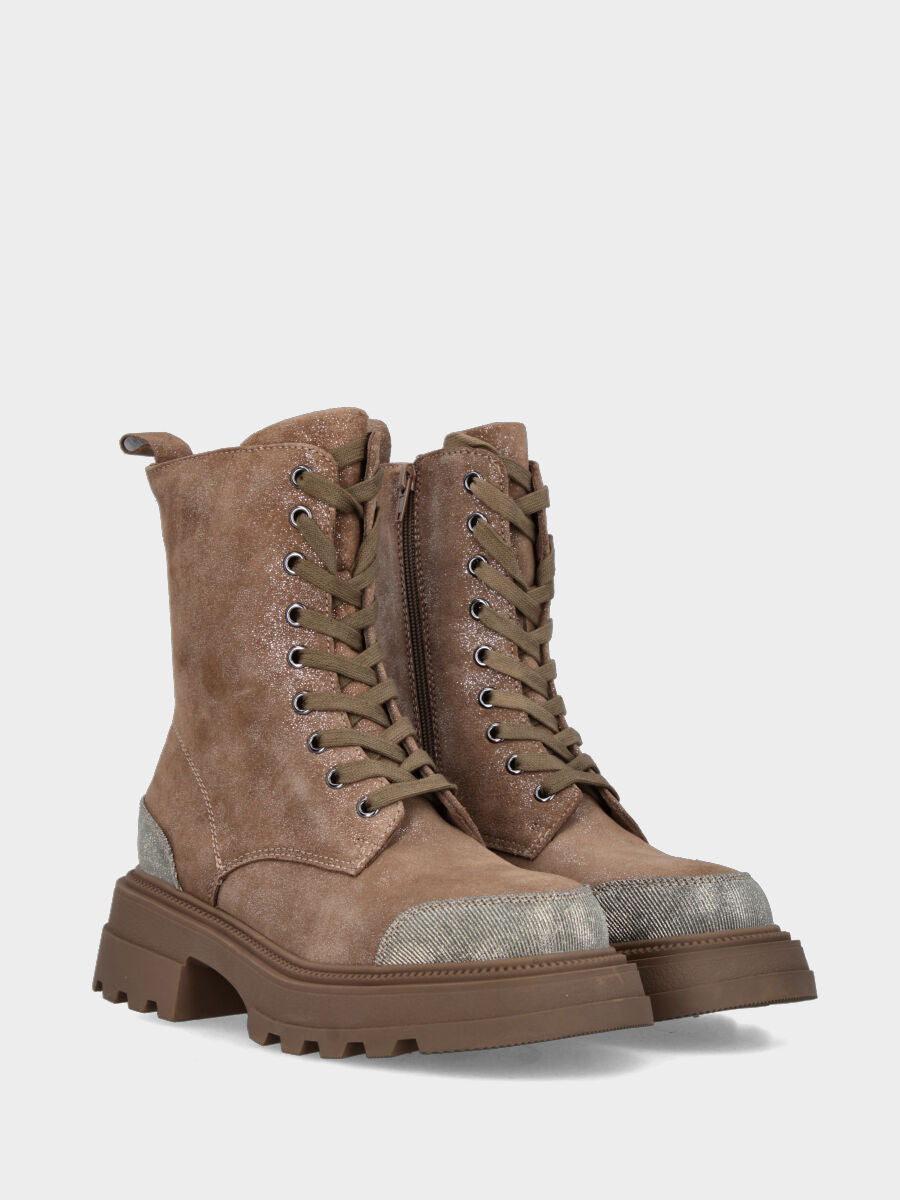 Boot de combat en croûte de veau beige avec détails argentés sur la pointe et le talon