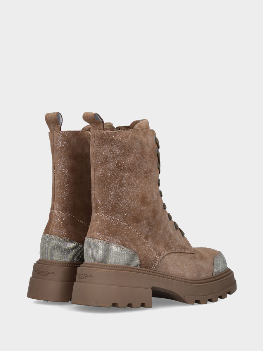 Boot de combat en croûte de veau beige avec détails argentés sur la pointe et le talon