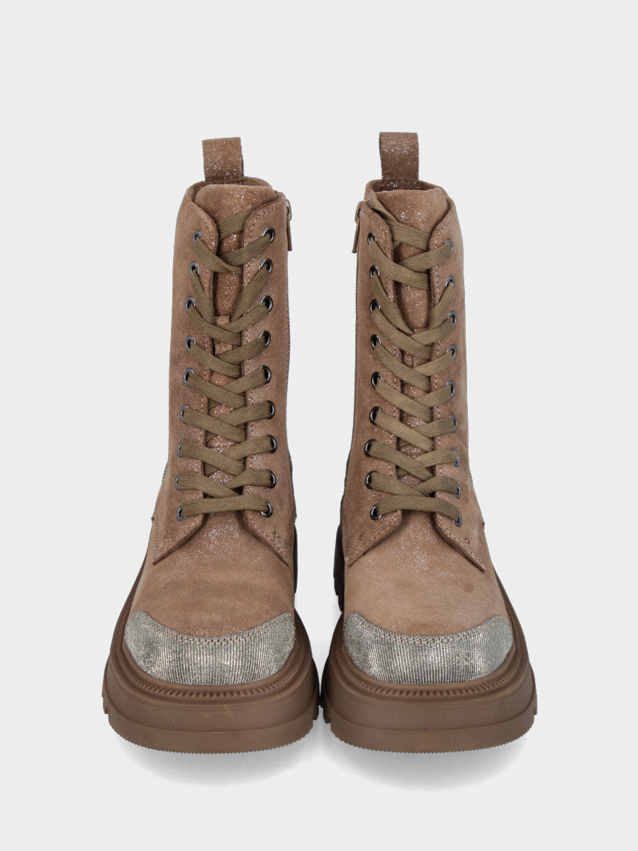 Boot de combat en croûte de veau beige avec détails argentés sur la pointe et le talon