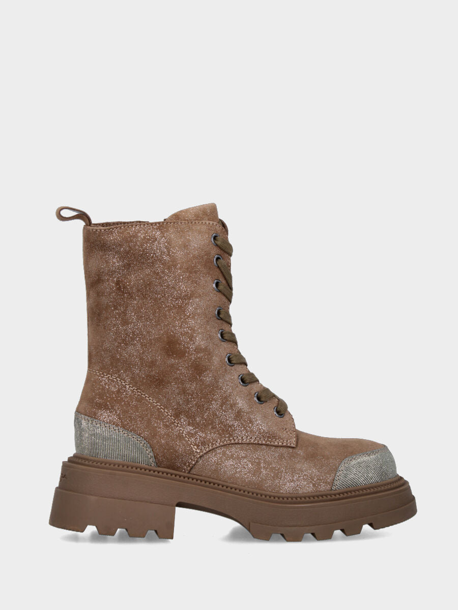 Boot de combat en croûte de veau beige avec détails argentés sur la pointe et le talon