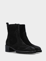 Stivaletto in velour nero con dettagli artigianali bucherellati