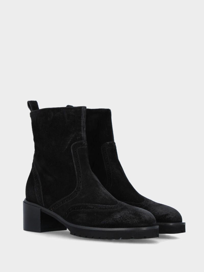 Stivaletto in velour nero con dettagli artigianali bucherellati