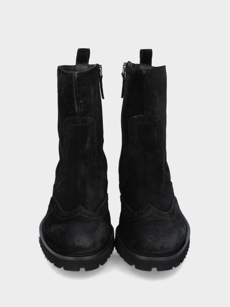 Stivaletto in velour nero con dettagli artigianali bucherellati