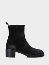 Stivaletto in velour nero con dettagli artigianali bucherellati