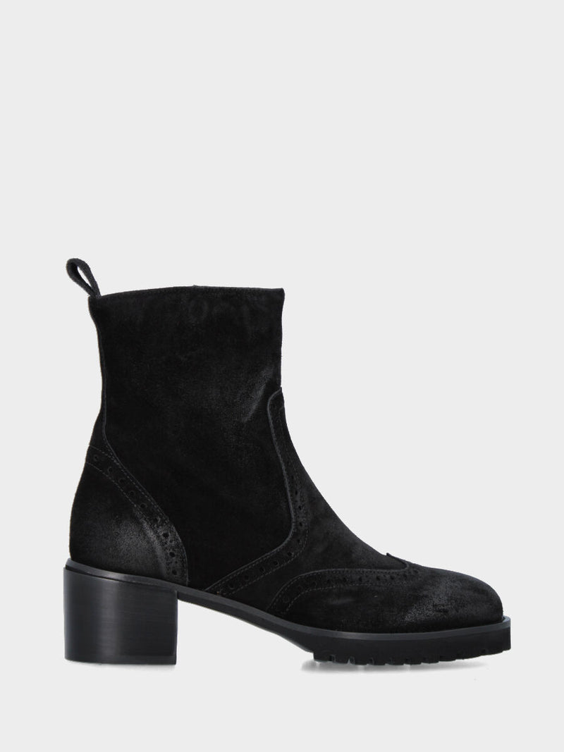 Stivaletto in velour nero con dettagli artigianali bucherellati