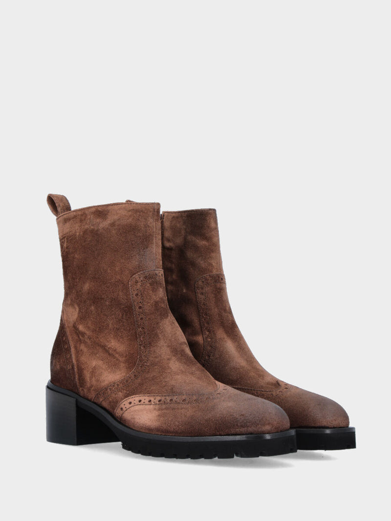 Stivaletto in velour marrone con dettagli artigianali bucherellati