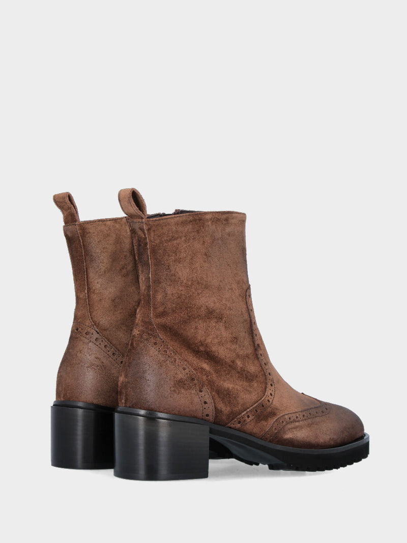 Stivaletto in velour marrone con dettagli artigianali bucherellati