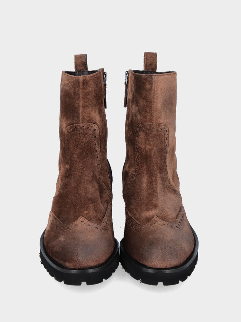 Stivaletto in velour marrone con dettagli artigianali bucherellati