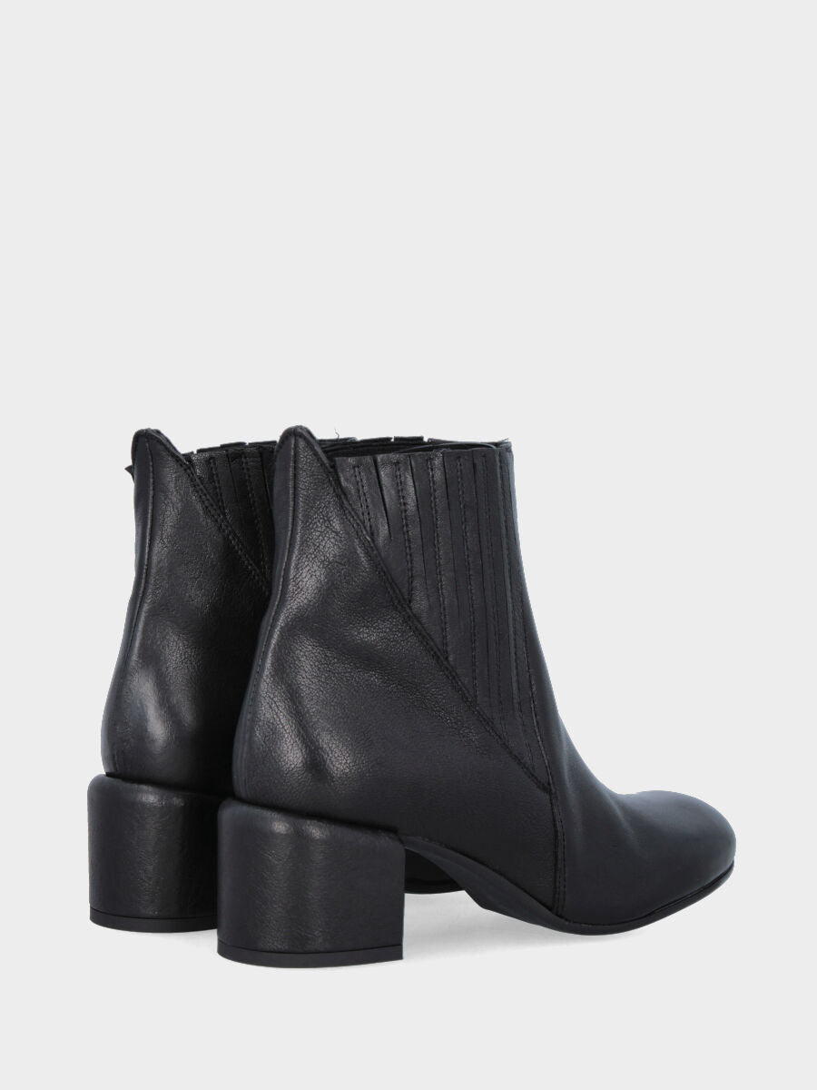 Stiefelette aus schwarzem Kalbsleder mit Blockabsatz und Riemchen