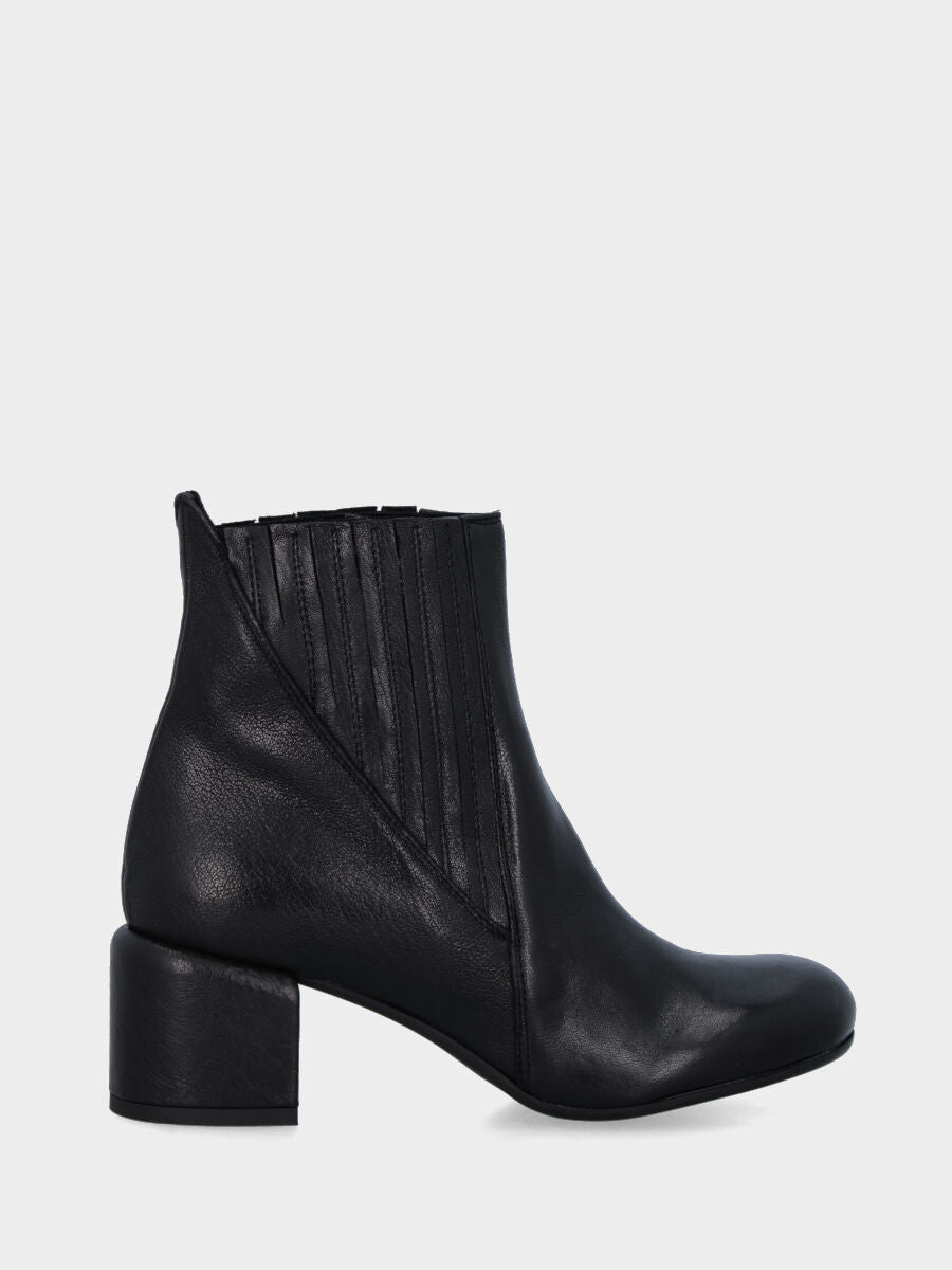 Stiefelette aus schwarzem Kalbsleder mit Blockabsatz und Riemchen