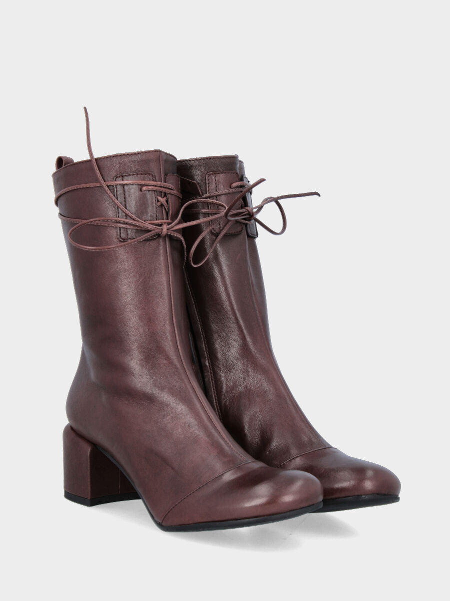 3/4 Stiefelette aus braunem Kalbsleder mit Zehenschutzkappe und hohem Schnürverschluss