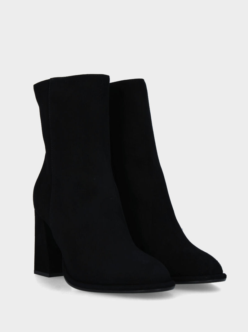 Stivaletto in camoscio nero con tacco largo e plateau