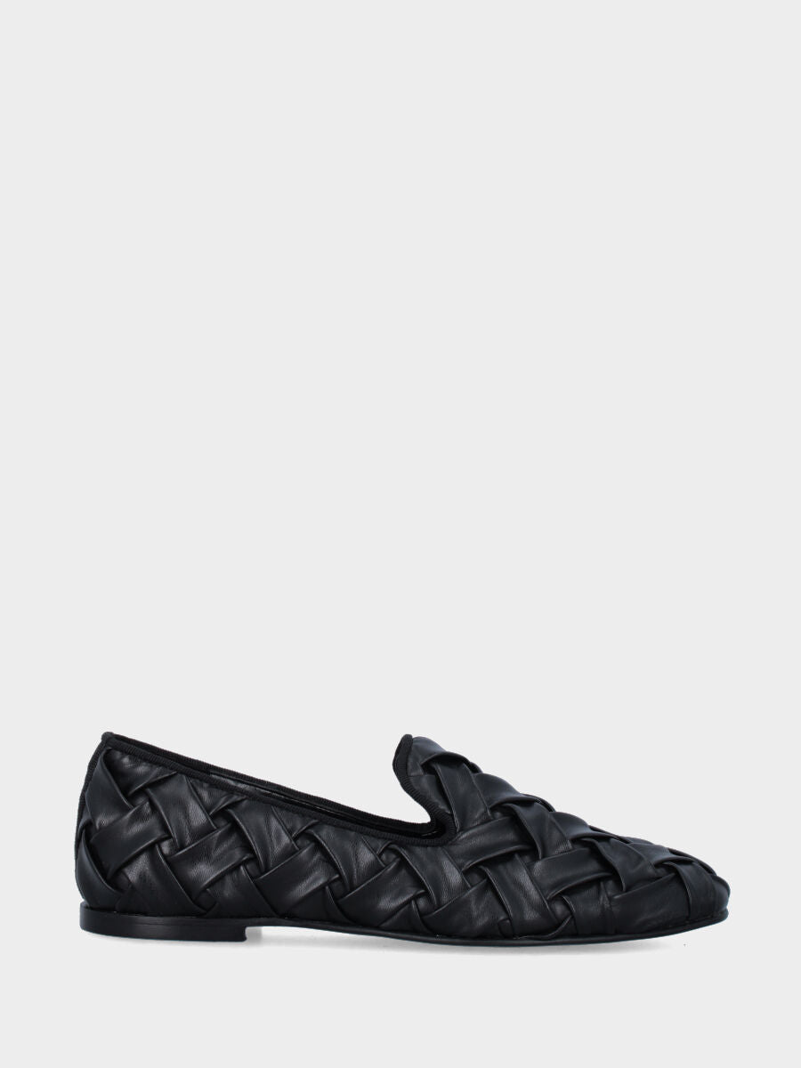 Pantofolina in nappa nera con fascette intrecciate