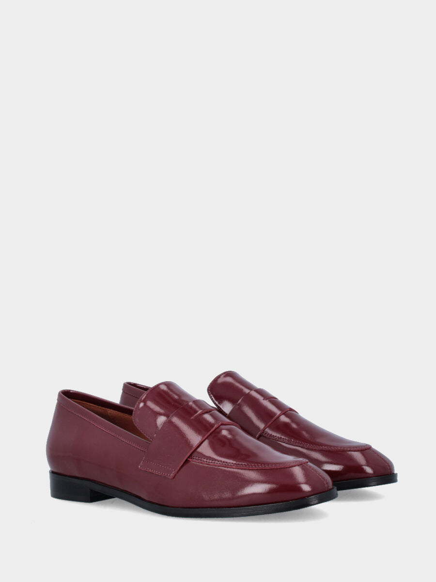 Moccasin in buffed calf leather burgundy with lion's mouth mask