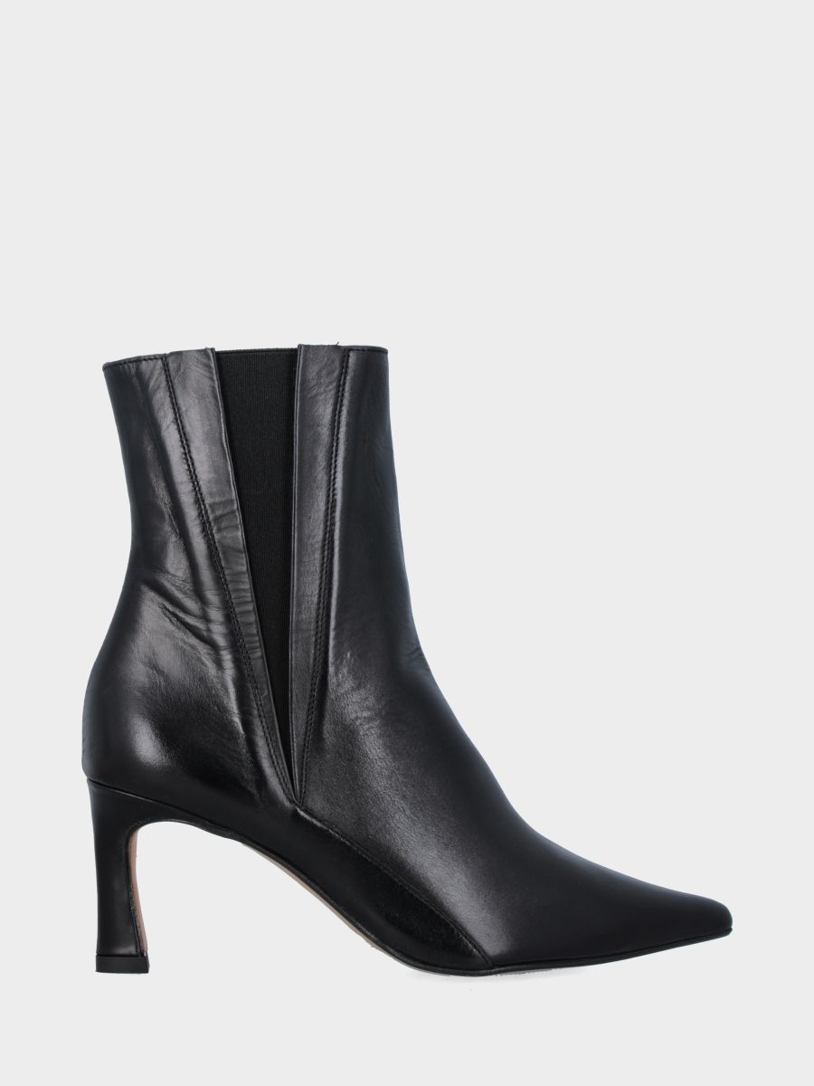 Stivaletto in vitello nero con elastici a spicchio e tacco sottile a coda