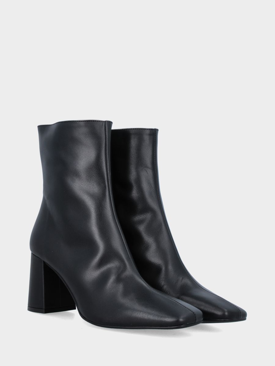 Stiefelette aus schwarzem Nappaleder mit 80mm Blockabsatz und quadratischer Spitze