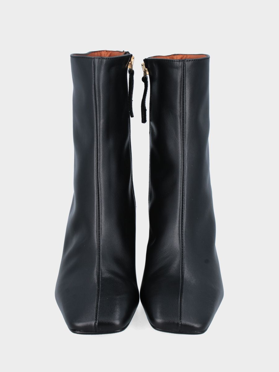 Stiefelette aus schwarzem Nappaleder mit 80mm Blockabsatz und quadratischer Spitze