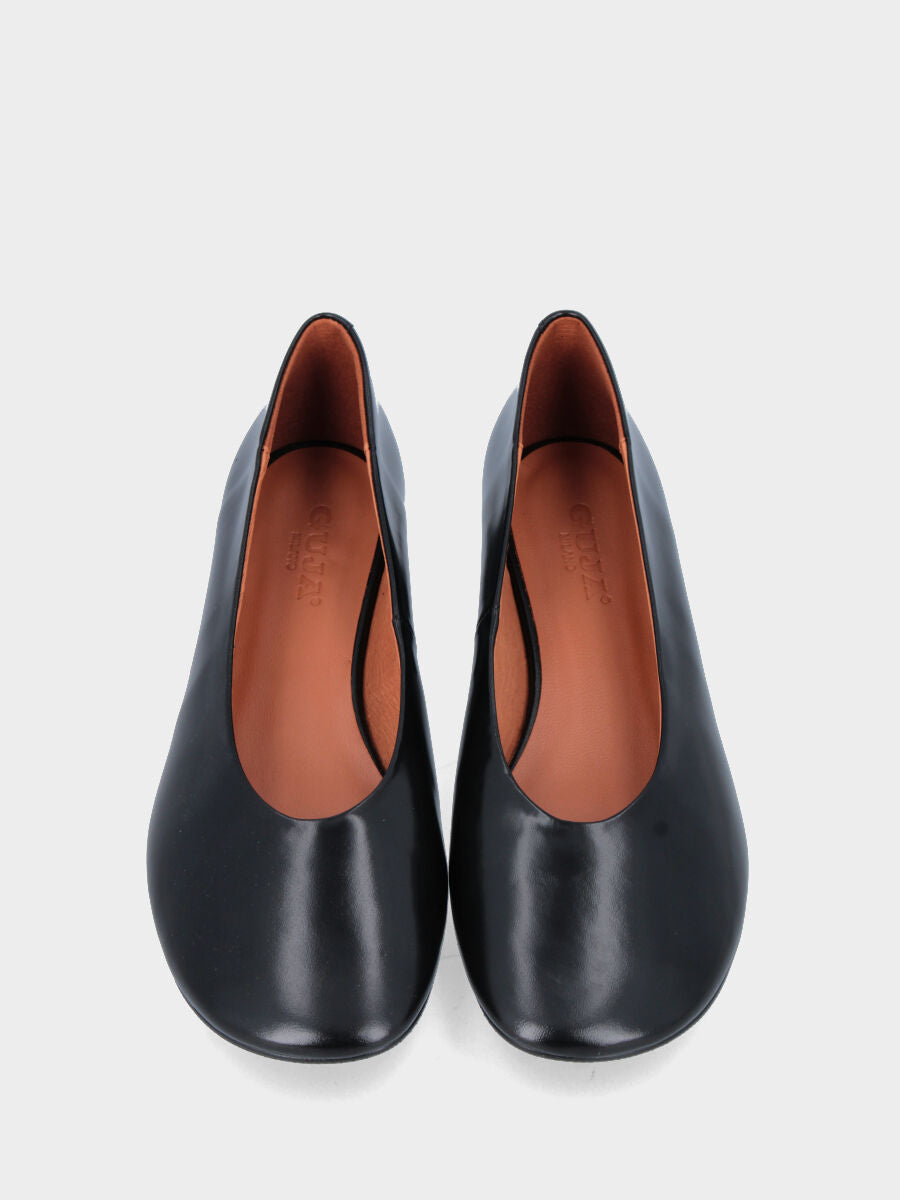 Décolleté in nappa nera con scollo a uovo e tacco basso