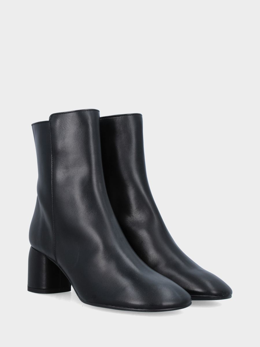 Bottine en nappa noire avec talon colonne