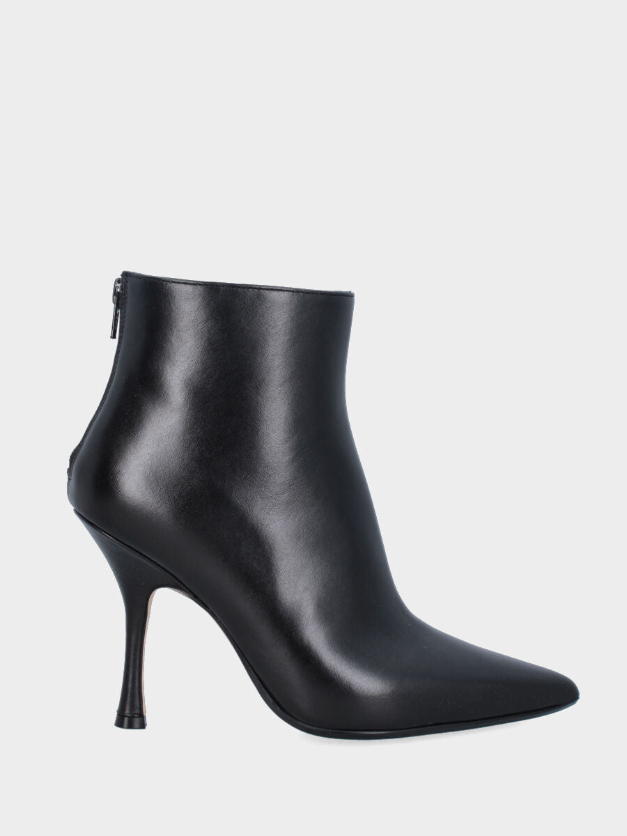Bottine en nappa noire avec talon fin creux et fermeture éclair arrière