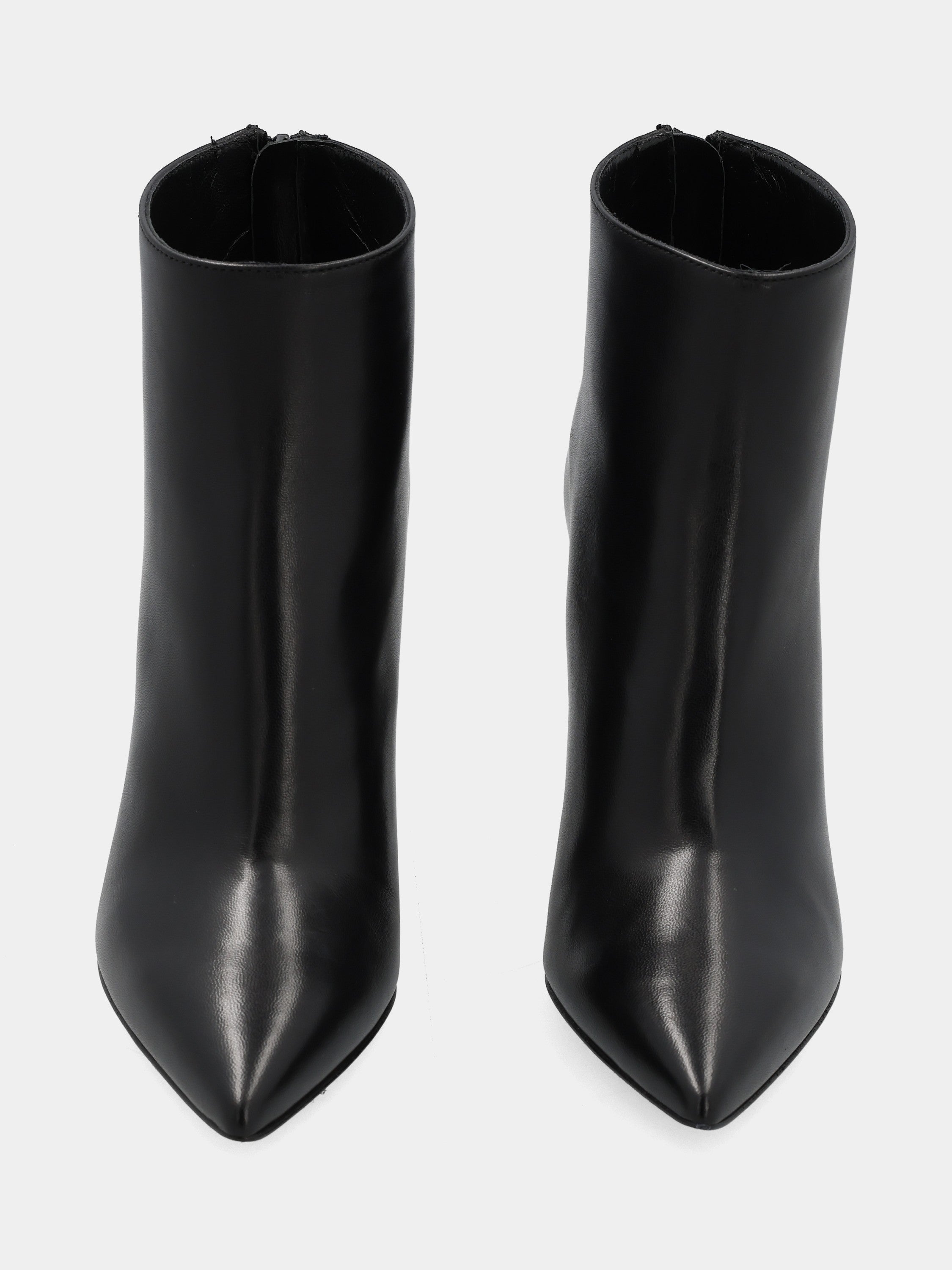 Stiefelette aus schwarzem Nappaleder mit Stilettoabsatz und Reißverschluss hinten