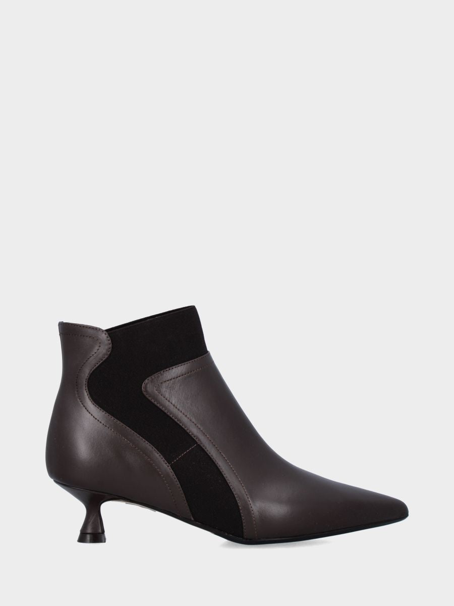 Stiefelette aus Kalbsleder in Dunkelbraun mit elastischem Riemen und Spulabsatz