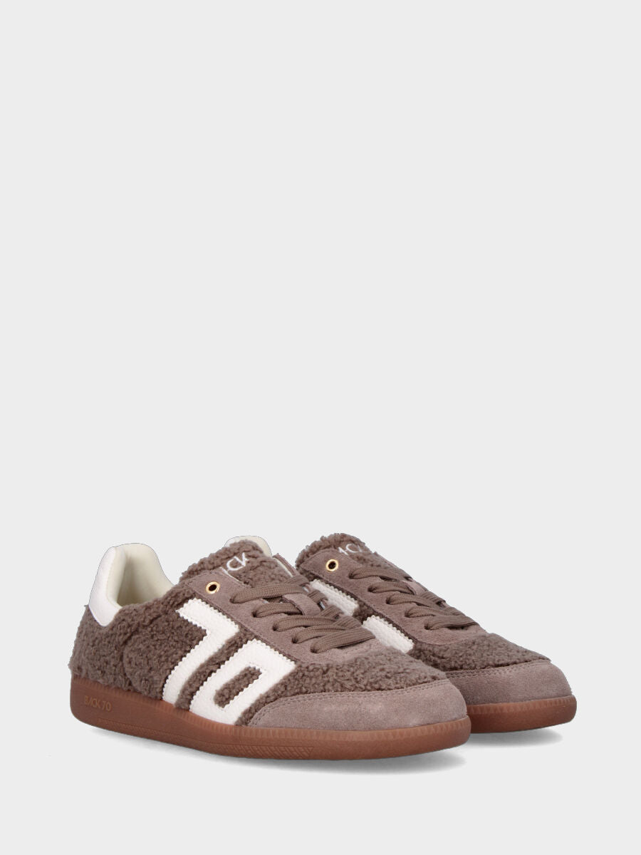 Sneaker in tessuto bouclé marrone con suola in gomma