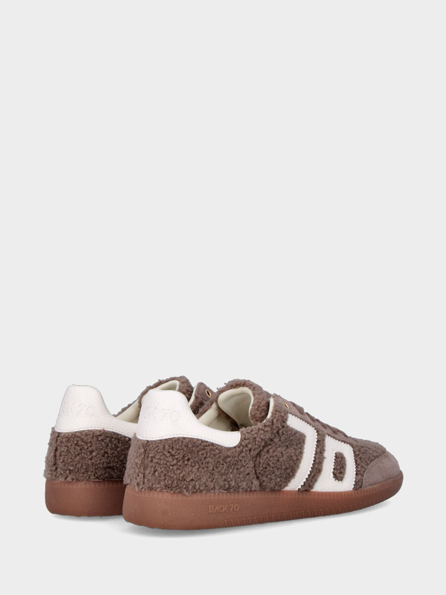 Sneaker in tessuto bouclé marrone con suola in gomma