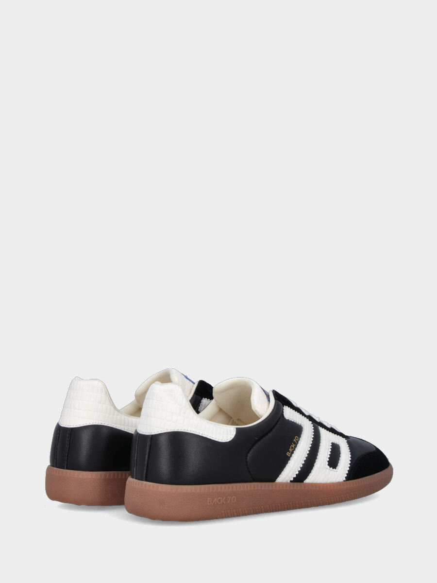 Sneaker in vitello nero con fondo in gomma
