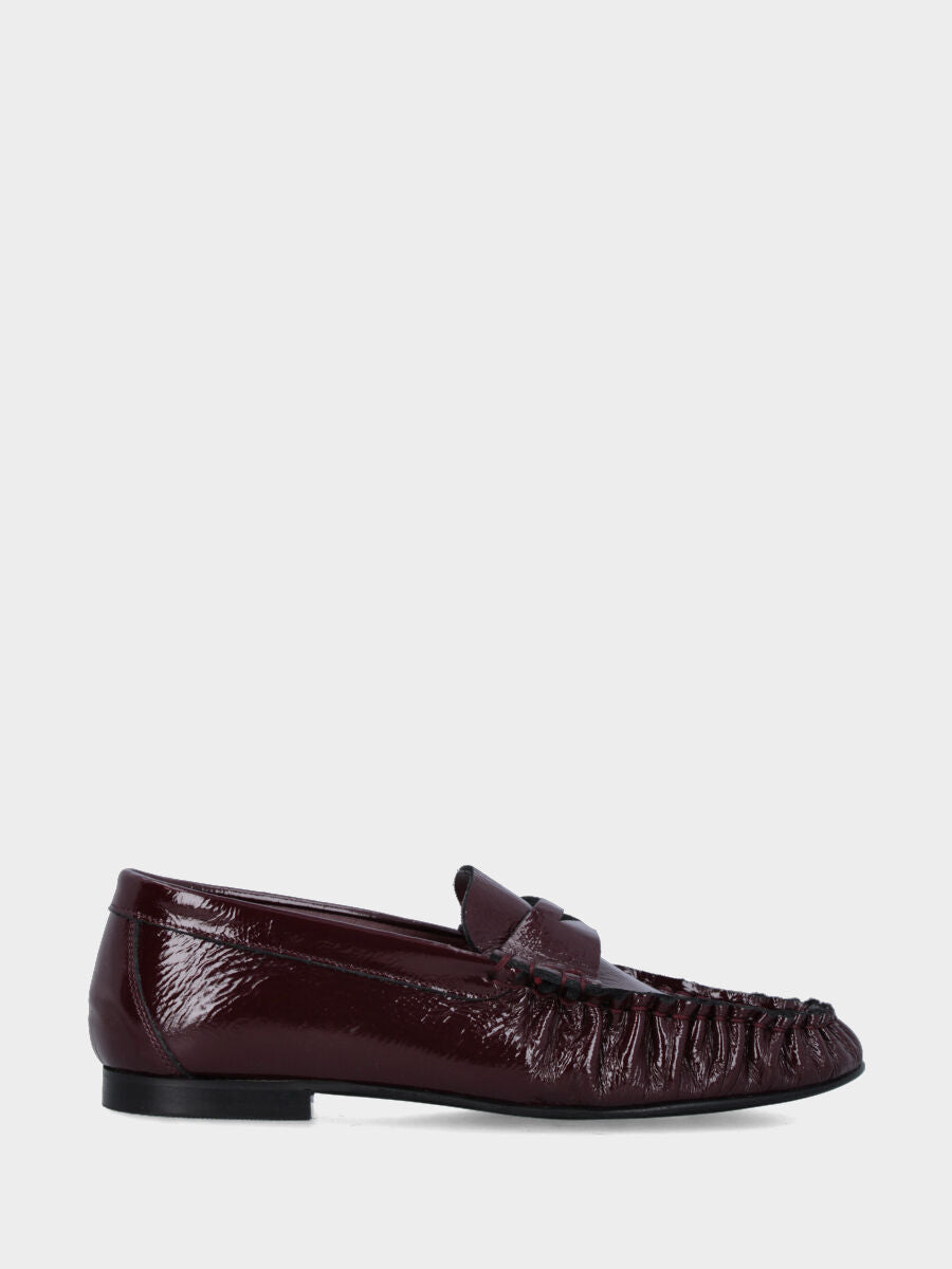 Mocassino in vernice bordeaux con tomaia arricciata