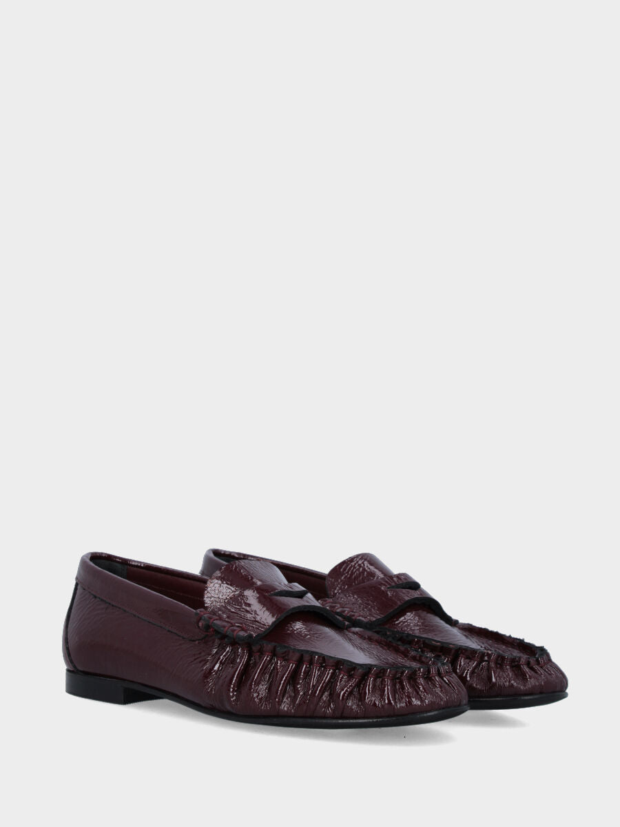 Mocassino in vernice bordeaux con tomaia arricciata