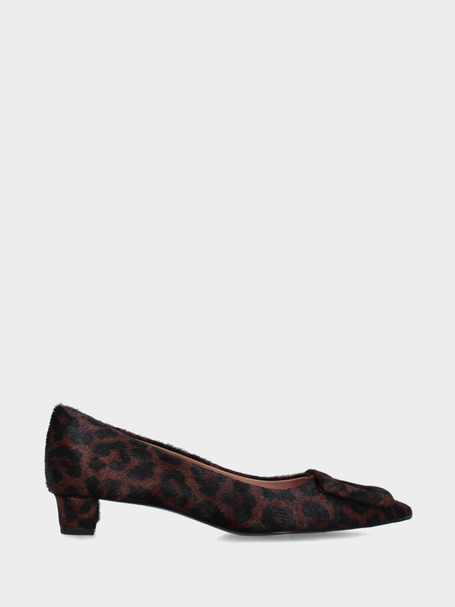 Décolleté in cavallino leopardato marrone con accessorio geometrico
