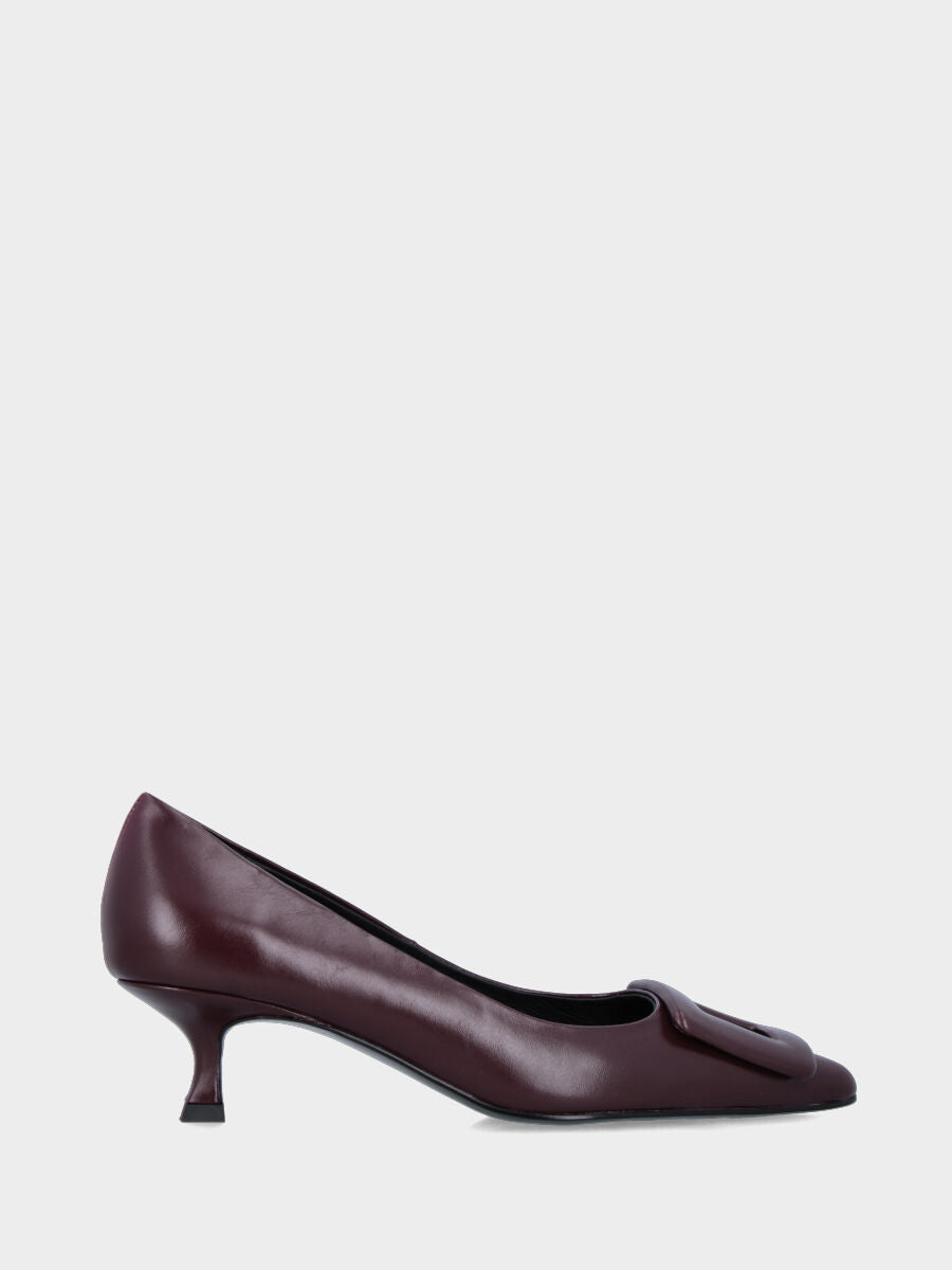 Décolleté in vitello bordeaux con accessorio geometrico