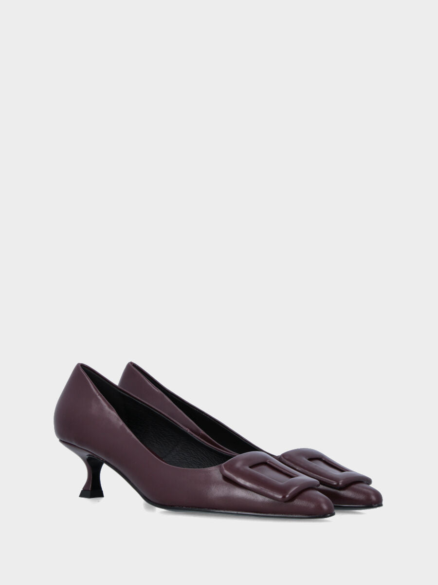 Décolleté in vitello bordeaux con accessorio geometrico