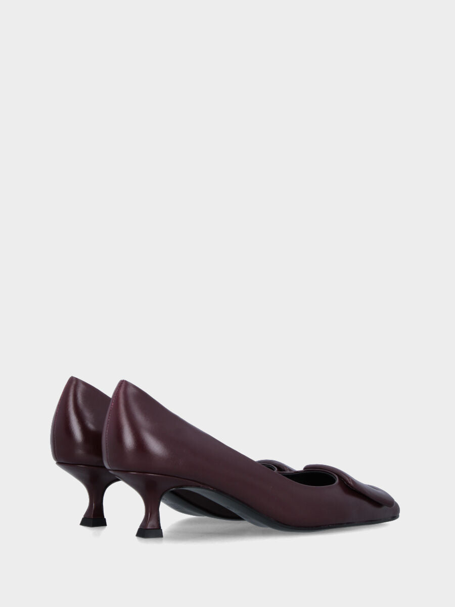 Décolleté in vitello bordeaux con accessorio geometrico
