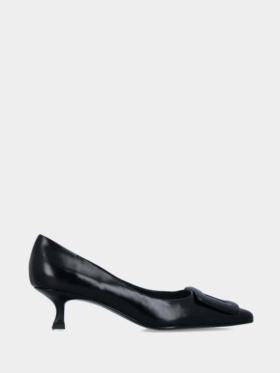 Décolleté in vitello nero con accessorio geometrico