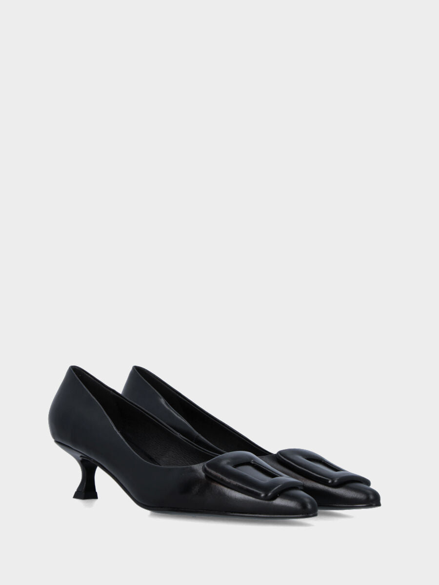Décolleté in vitello nero con accessorio geometrico