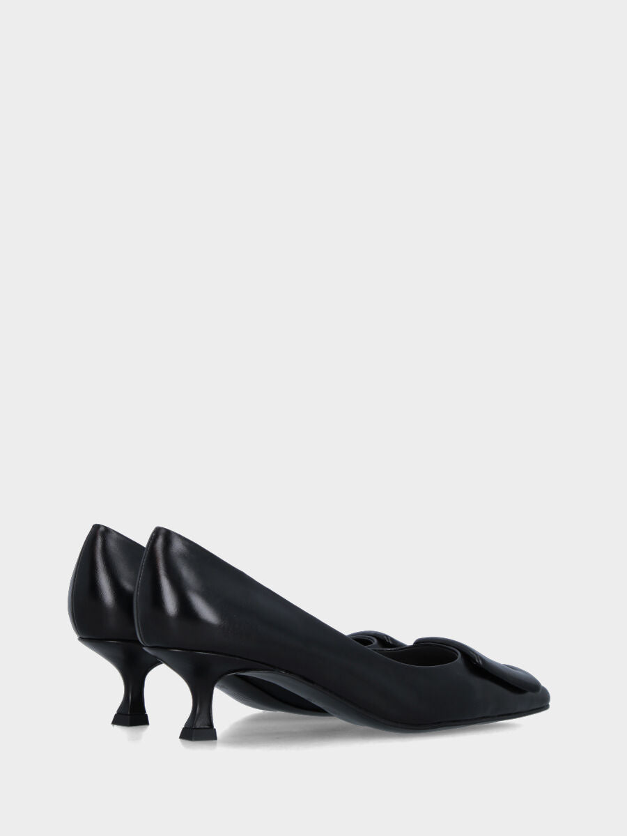 Décolleté in vitello nero con accessorio geometrico