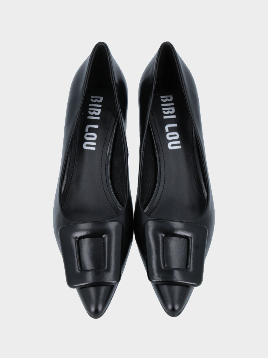 Décolleté in vitello nero con accessorio geometrico