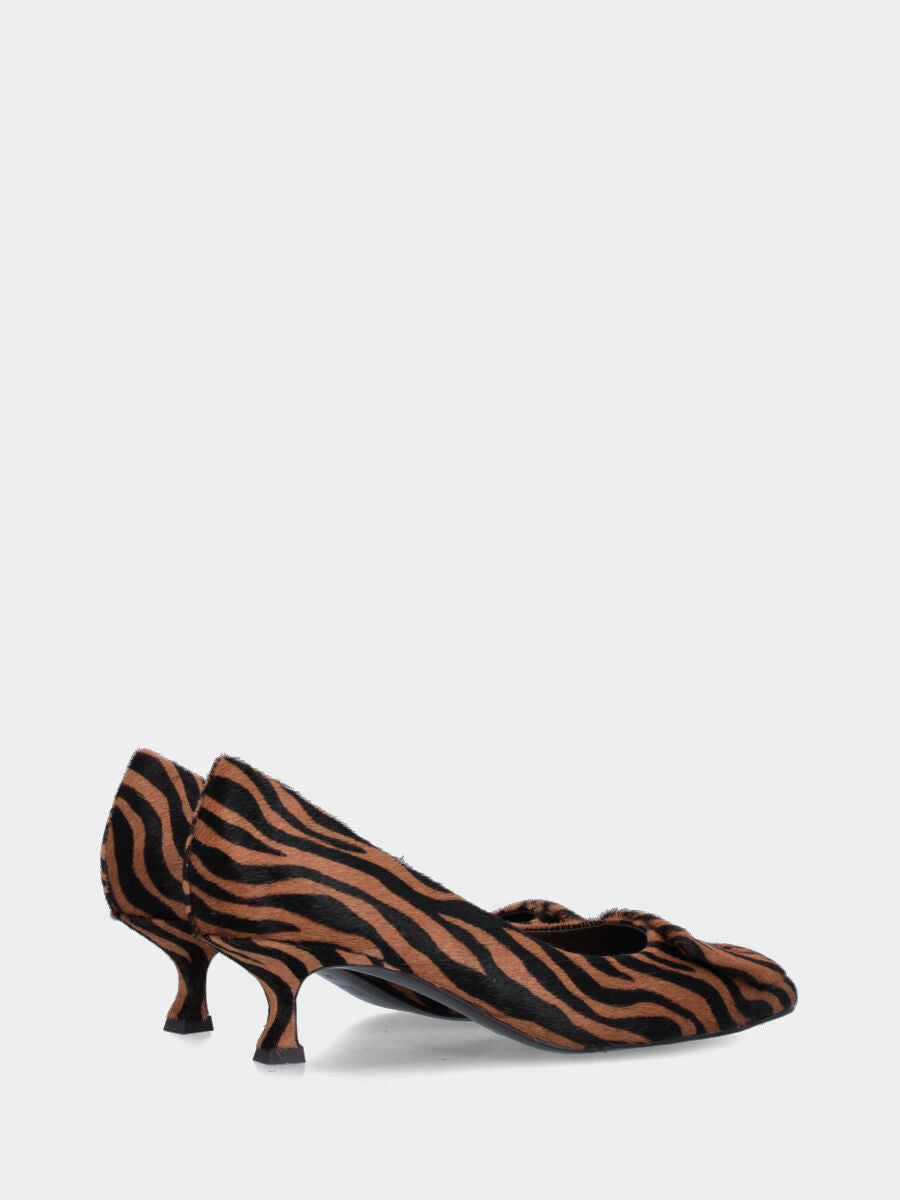 Décolleté in cavallino beige zebrato con accessorio geometrico