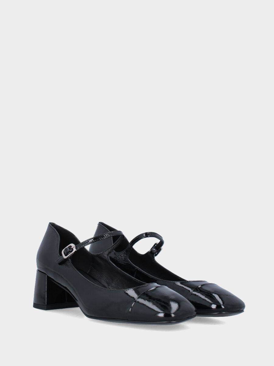 Pumps aus schwarzem Naplak mit Riemchen und glänzender Spitze