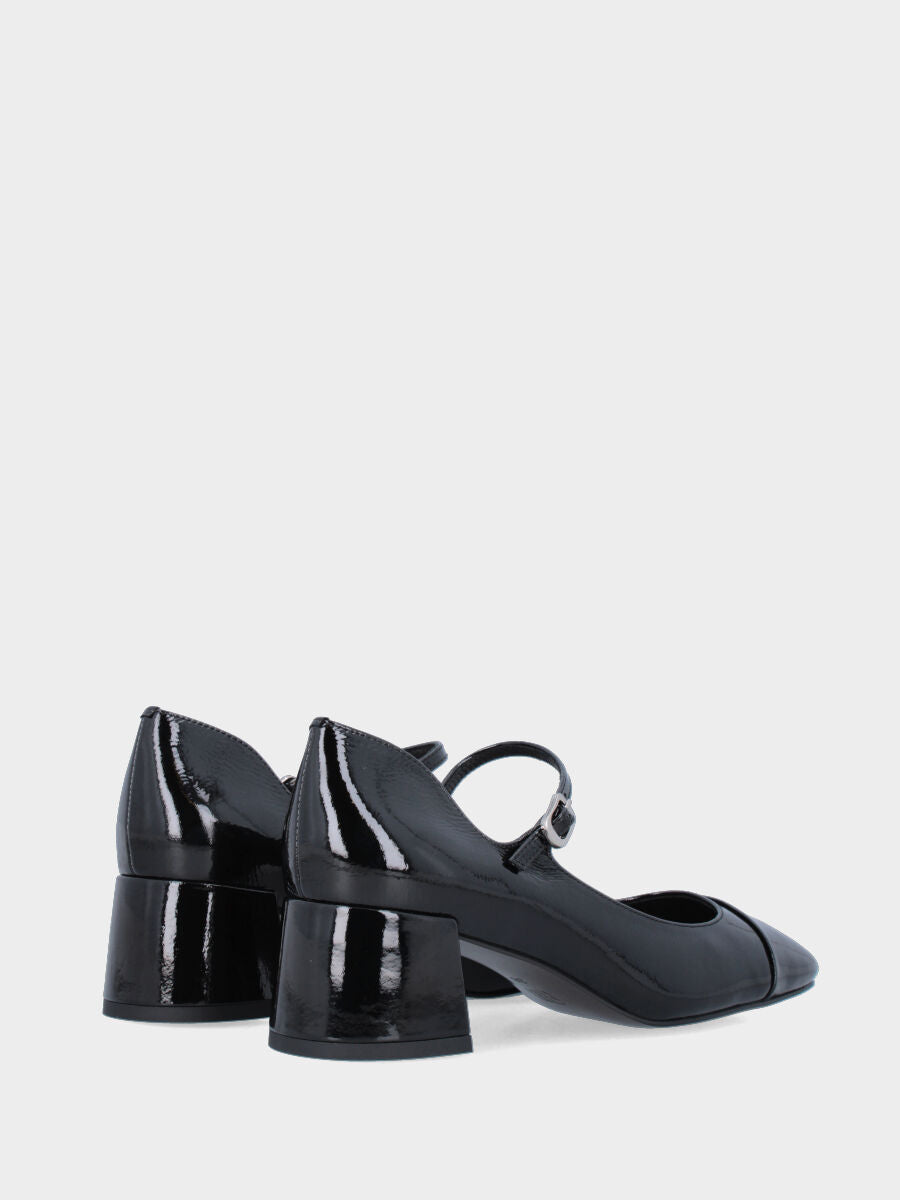 Pumps aus schwarzem Naplak mit Riemchen und glänzender Spitze