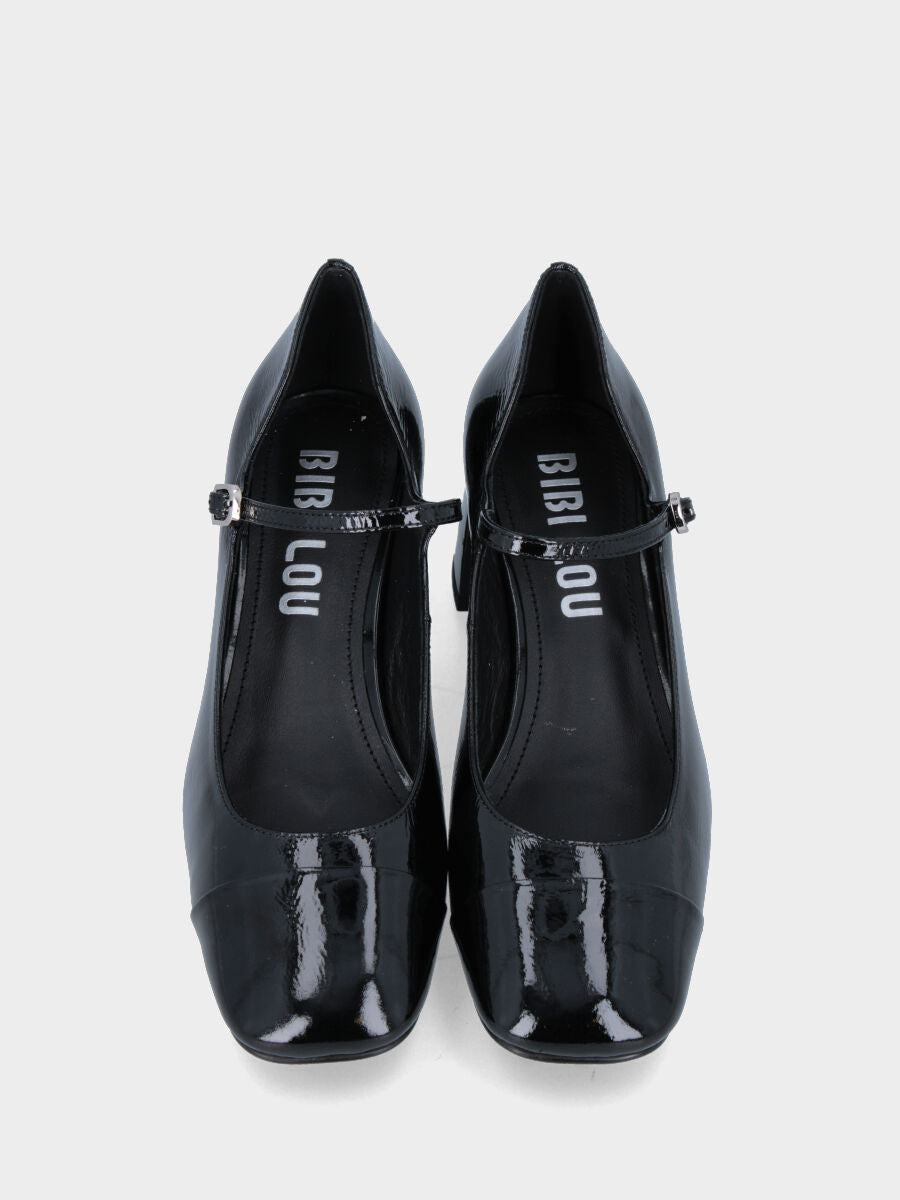 Pumps aus schwarzem Naplak mit Riemchen und glänzender Spitze