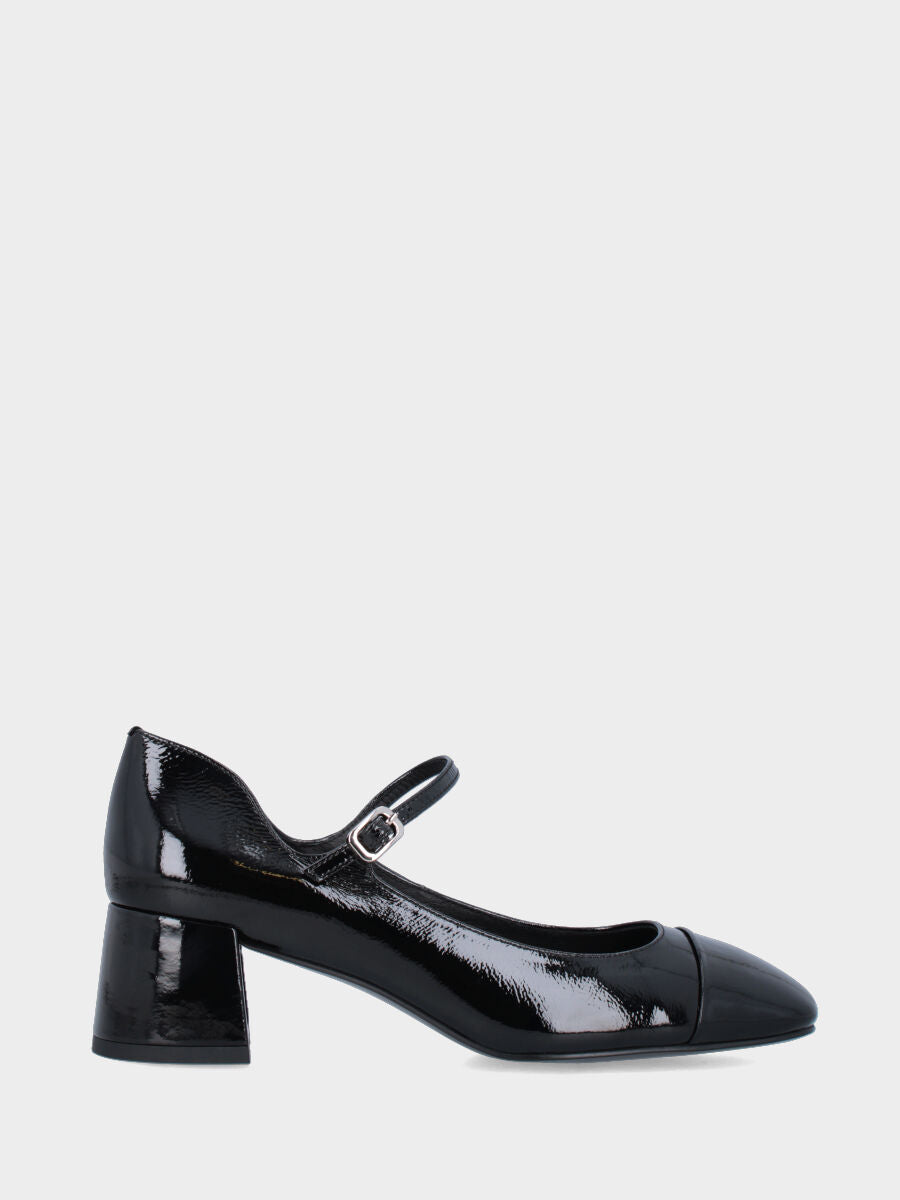 Pumps aus schwarzem Naplak mit Riemchen und glänzender Spitze