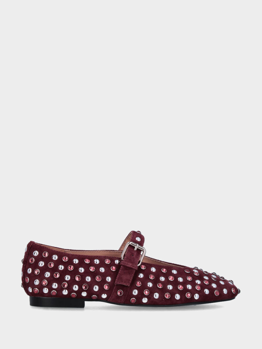 Ballerine en cuir façon poulain bordeaux avec clous et bride