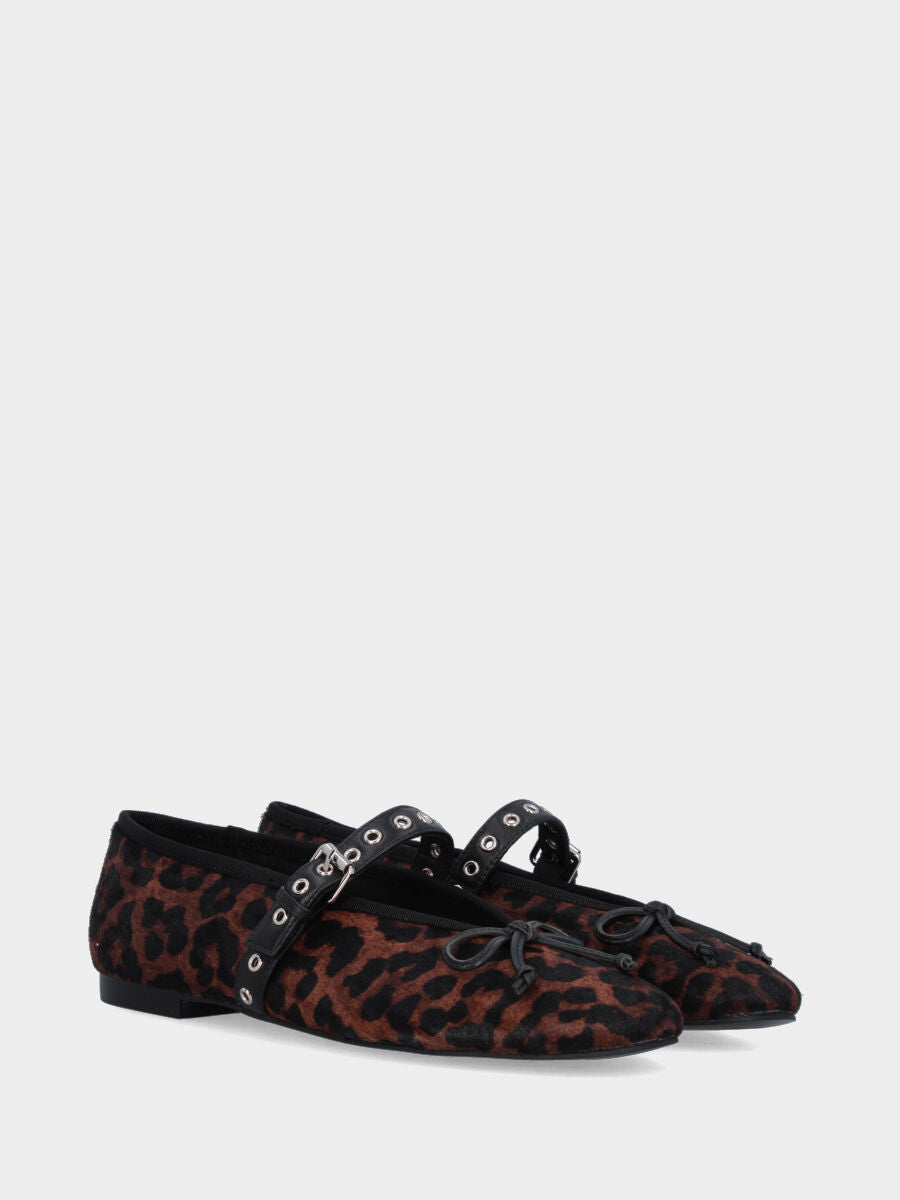 Ballerina in cavallino leopardato e cinturino con occhielli