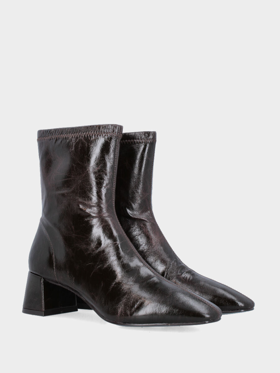 Bottine en vernis élastique craquelé marron avec talon bloc