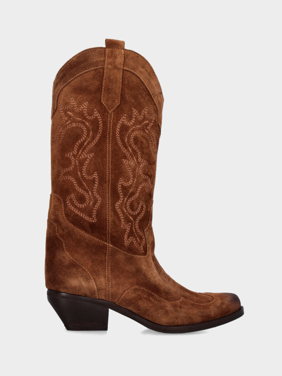 Camperos in velour marrone con ricami sul gambale e tacco medio