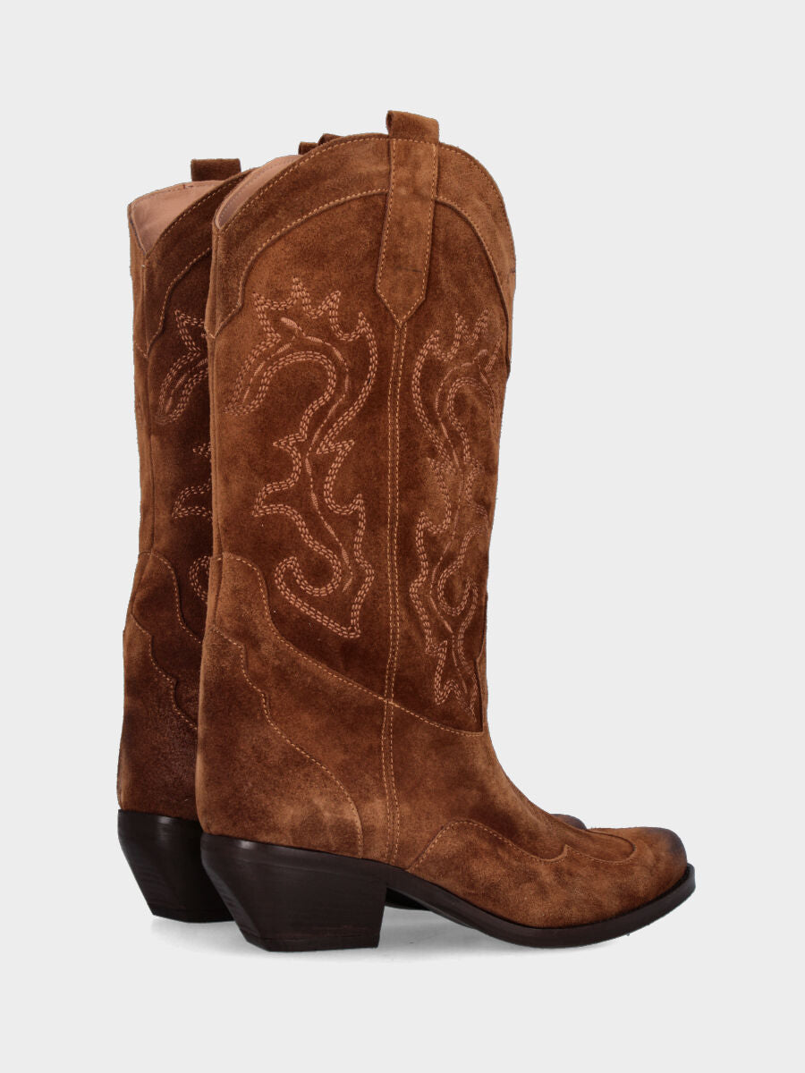 Camperos in velour marrone con ricami sul gambale e tacco medio